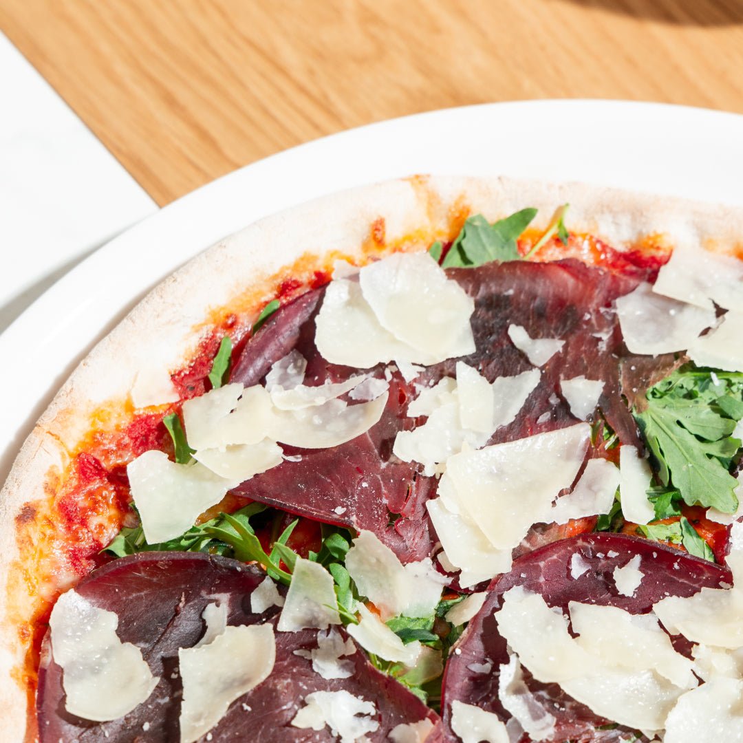 Pizza bresaola con rucola e Grana Padano